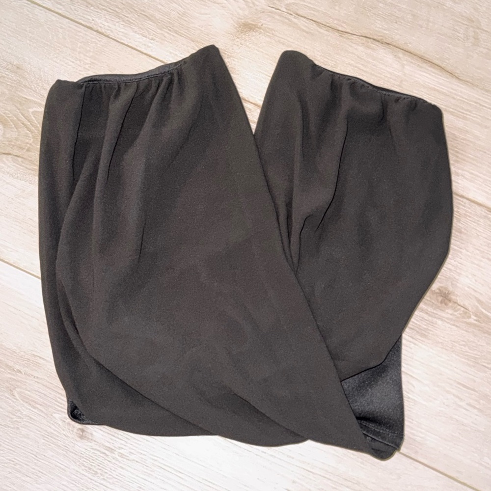 Women’s black V top
